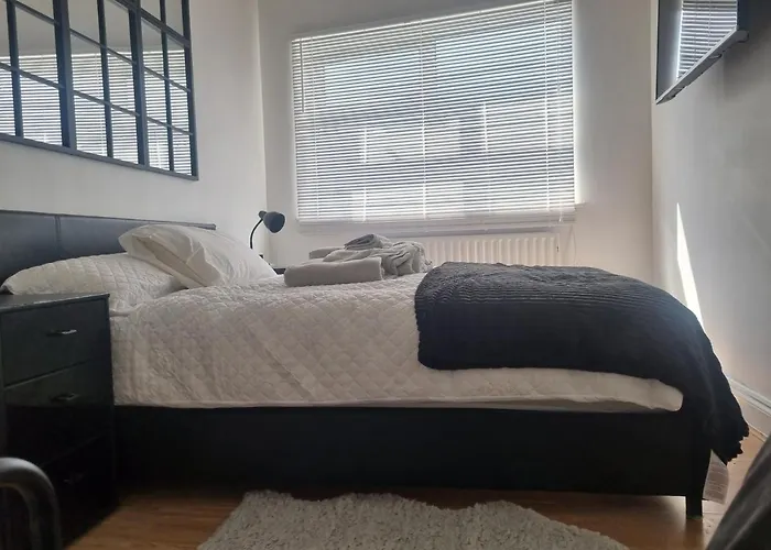 Manhattan Studio Flat Northbridge Services