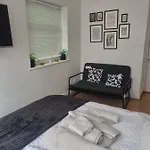 Manhattan Studio Flat Northbridge Services
